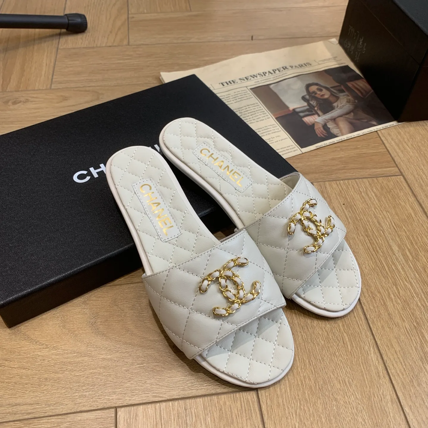 👟👟Ex-factory price 500👟👟 🍀Chanel Xiaoxiang 25ss new lazy double C-buckle slippers. Versatile, slimming and elegant slippers. A slipper with great appearance. It looks great with any combination! Lazy slippers are worth recommending. Calfskin upper, mixed sheepskin lining, Italian genuine leather outsole. Size: 35-41 (40 and 41 customized, non-refundable) 👉